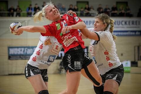 Sophie Lütke SV Union Halle is blocked by Louisa Wolf NSU and Nele Reimer NSU in the game SV Union Halle Neustadt Wildcats vs Neckarsulmer Sport Union Handball 1 Bundesliga Saison 2018 2019 Copyright xVIADATAx xHolgerxJohnx Halle Saale Sachsen Anhalt Germany