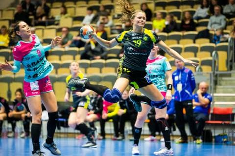 190106 TusSies Metzingens Monika Kobylinska and Sävehofs Olivia Mellegard during a handball match in the EHF Cup between Sävehof and TusSies Metzingen on January 6, 2019 in Partille, detectedSourceLanguage  Copyright: MICHAELxERICHSEN BB190106ZT026
