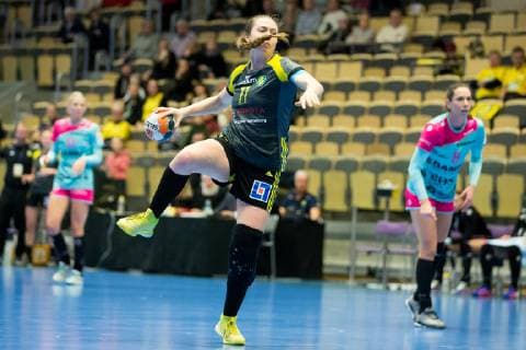 190106 Sävehofs Amelia Lundbäck shoots a penalty during a handball match in the EHF Cup between Sävehof and TusSies Metzingen on January 6, 2019 in Partille, detectedSourceLanguage  Copyright: MICHAELxERICHSEN BB190106ZV028