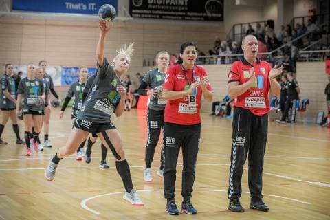The team warming up Tanja Logvin SV Union Halle and goalkeeper coach Thomas Müller as wall in the game SV Union Halle Neustadt Wildcats vs Neckarsulmer Sport Union Handball 1 Bundesliga season 2018 2019 Copyright xVIADATAx xHolgerxJohnx Halle Saale Sachsen Anhalt Germany