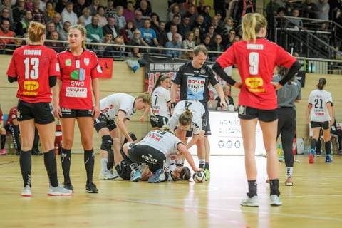 Short interruption in game SV Union Halle Neustadt Wildcats vs Neckarsulmer Sport Union Handball 1 Bundesliga Season 2018 2019 Copyright xVIADATAx xHolgerxJohnx Halle Saale Sachsen Anhalt Germany