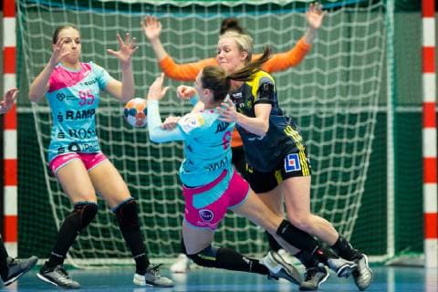 190106 Sävehofs Elin Hallagard in battle with TusSies Metzings Monika Kobylinska during a handball match in the EHF Cup between Sävehof and TusSies Metzingen on January 6, 2019 in Partille, detectedSourceLanguage  Copyright: MICHAELxERICHSEN BB190106ZA023