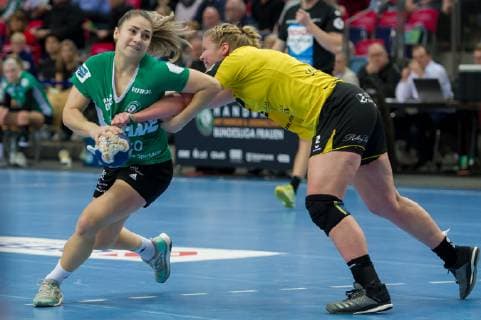 v li Kristina Logvin VfL Oldenburg 22 and Stefanie Schoeneberg TV Nellingen 2 in duel duel game scene action handball Bundesliga women VfL Oldenburg TV Nellingen xobx