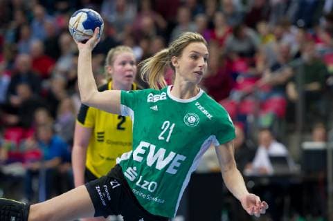 Angie Geschke VfL Oldenburg 21 at the 7m 7m game scene action action portrait close-up single photo single picture handball Bundesliga women VfL Oldenburg TV Nellingen xobx