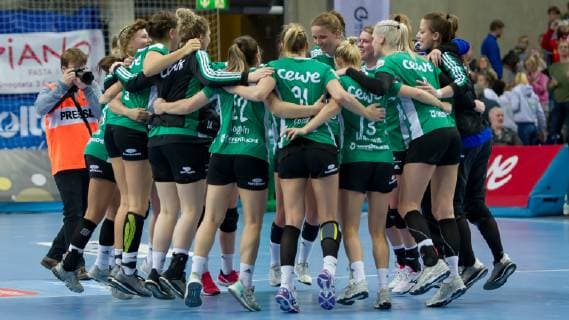 The players of VfL Oldenburg cheer for the victory Jubel Lachen Handball Bundesliga Women VfL Oldenburg TV Nellingen xobx