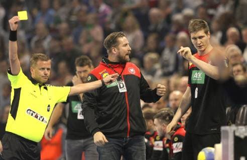 Photo yellow card against Finn Lemke Germany in the middle scolds manager Oliver Roggisch handball international on So 06 01 2019 in Kiel Germany Argentina