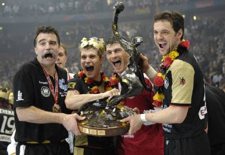 Preview Handball WM 2019 from 10 27 01 2019 in Germany and Denmark Archive photo pure enthusiasm at v li coach Heiner BRAND and the players Michael KRAUS Goalkeeper Henning FRITZ and Markus BAUR with the WM Trophaee the WM Cup Final Cup Final Final Germany GER Poland POL 29 24 on 04 02 2007 in Cologne World Champion Germany Handball World Championship 2007 in Germany from 19 01 04 02 2007