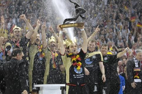 Preview Handball World Cup 2019 from 10 27 01 2019 in Germany and Denmark Archive photo Award ceremony Markus BAUR Middle lifts the winners trophy World Cup Cup in height cheered and watched by the German national players wearing the golden crowns and artificial moustaches it will be sprayed with champagne Final Final Final Germany GER Poland POL 29 24 on 04 02 2007 in Cologne World Champion Germany Handball World Championship 2007 in Germany from 19 01 04 02 2007