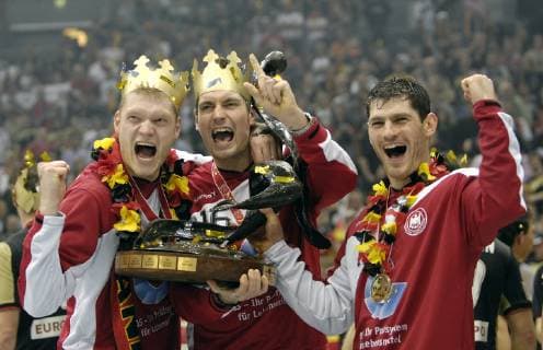 Preview Handball World Cup 2019 from 10 27 01 2019 in Germany and Denmark Archive photo Award ceremony the three German national goalkeepers Johannes BITTER Carsten LICHTLEIN and Henning FRITZ from left celebrate with the winner cup World Cup Cup Jubilee Final Final Final Germany GER Poland POL 29 24 on 04 02 2007 in Cologne World Champion Germany Handball World Championship 2007 in Germany from 19 01 04 02 2007