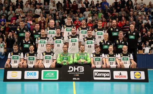 Mannaschaftsfoto v v l Martin Strobel Patrick Groetzki Franz Semper Goalkeeper Andreas Wolff Goalkeeper Silvio Heinevetter Matthias Musche Uwe Gensheimer Paul Drux 2 v l Prof Dr Kurt Steuer Steffen Weinhold Fabian Wiede Steffen Fäth Jannik Kohlbacher Physio Reinhold Roth Physio Peter Gräschus h v l Trainer Christian Prokop Co coach Alexander Haase Patrick Wiencek Finn Lemke Hendrik Pekeler Fabian Böhm team manager Oliver Roggisch team coordinator Volker Schurr public training in the run-up to the World Championships in Germany and Denmark sport handball DHB national team men season 2018 2019 08 01 2019 GER BRDeutschland