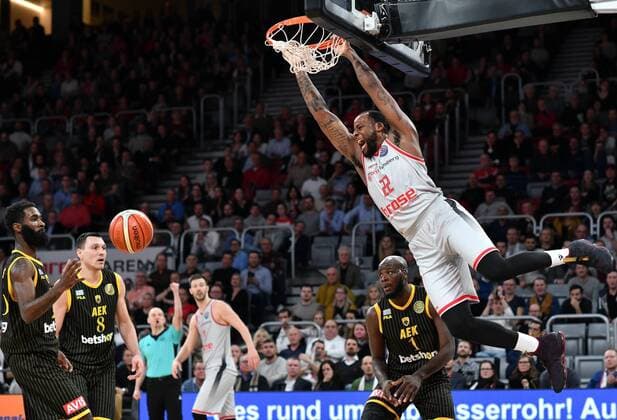 Sport Themen der Woche KW02 Sport Bilder des Tages 08.01.2019 --- Basketball --- Saison 2018 2019 --- FIBA Championsleague --- 7. Spieltag: Brose Bamberg - AEK Athen --- Cliff Alexander (22, Brose Bamberg) mit Dunk gegen Delroy James (1, AEK Athen) Foto: Hans-Martin Issler isslerimages ---- Brose Bamberg - AEK Athen