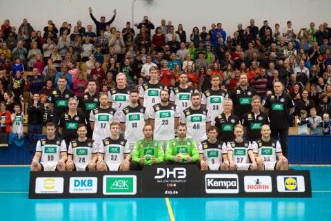 Handball Berlin 08 01 2019 World Championship 2019 Training at Sportforum Hohenschönhausen Team photo Team photo with fans in front vlnr Martin Strobel Germany No 19 Patrick Groetzki Germany No 24 Franz Semper Germany No 32 Silvio Heinevetter Germany TW No 12 Andreas Wolff Germany TW No 33 Uwe Gensheimer Germany No 03 Matthias Musche Germany No 37 Paul Drux Germany No 95 middle vlnr Prof Dr Kurt Steuer Arzt Steffen Weinhold Deutschland No 17 Fabian Wiede Deutschland No 10 Steffen Fäth Deutschland No 23 Faeth Fath Jannik Kohlbacher Deutschland No 48 Reihold Roth Physiotherapeut Peter Gräschus Physiotherapeut hinten vlnr Christian Prokop Deutschland Trainer Patrick Wiencek Deutschland No 07 Finn Lemke Deutschland No 06 Hendrik Pekeler Deutschland No 13 Fabian Böhm Deutschland No 38 Bohm Boehm Oliver Roggisch Teammanager Volker Schurr Teamcoordinator