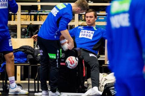 190110 Sander Sagosen of Norway gets medical treatment during a training session on January 10 2019 in Herning Photo Jon Olav Nesvold BILDBYR u0081N kod JE 160390, detectedSourceLanguage  Copyright: JONxOLAVxNESVOLD BB190110JE003