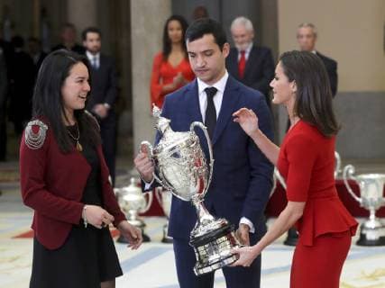 Spanish Queen Letizia (R) gives the Guell Baron Cup for the best national team Nationalteam to the men s and women s roller hockey teams during the 2017 National Sports Awards ceremony held at the Palace of El Pardo in Madrid, Spain, 10 January 2019. National Sports Awards ceremony !ACHTUNG: NUR REDAKTIONELLE NUTZUNG!  Copyright: xballesterosx GRAF6686 20190110-636827276764283492