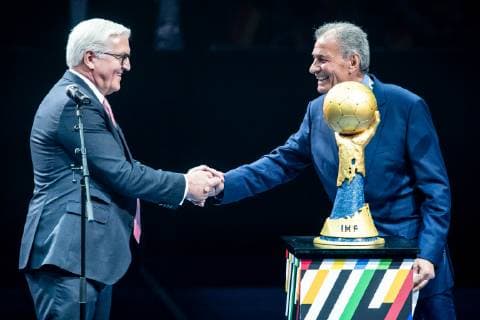 Germany vs Korea Handball World Championship 2019 10 01 2019 President of the IHF Hassan Moustafa and Federal President Frank Walter Steinmeier with trophy at the match between Germany and Korea at the Handball World Championship in Berlin on 10 01 2019 Berlin BER Germany Mercedes Benz Arena
