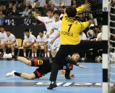 Hendrik Pekeler Germany is scoring PARK Jaeyong Korea will not reach the ball at the opening match Korea vs. Germany of the mens Handball World Championship 2019 on 10 01 2019 in the Mercedes Benz Arena in Berlin Handball World Championship 2019 Group A Korea vs. Germany