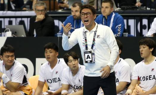 Head coach Cho Young Shin Korea screams on the sidelines at the opening match Korea vs. Germany of the mens Handball World Championship 2019 on 10 01 2019 in the Mercedes Benz Arena in Berlin Handball World Championship 2019 Group A Korea vs Germany