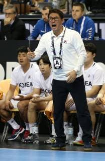 Head coach Cho Young Shin Korea screams on the sidelines at the opening match Korea vs. Germany of the mens Handball World Championship 2019 on 10 01 2019 in the Mercedes Benz Arena in Berlin Handball World Championship 2019 Group A Korea vs Germany