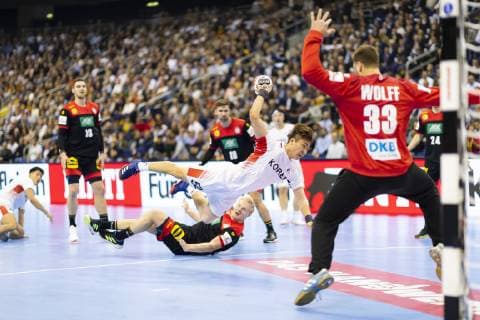 Jaewan Jeong No 52 Korea vs. Patrick Wiencek No 7 Germany and Goalkeeper Andreas Wolff No 33 Germany Korea vs Germany Preliminary Round Handball IHF Handball World Championship 10 01 19 Berlin Berlin Germany Mercedes Benz Arena Copyright: xAgentur54Gradx xFelixxKoenigx