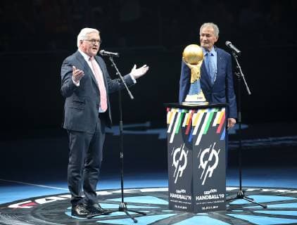 10 01 2019 Handball IHF World Championship Denmark Germany 2019 Preliminary round Group A Korea Germany in the Mercedes Benz Arena Berlin L R Federal President Frank Walter Steinmeier and IHF President Hassan Moustafa