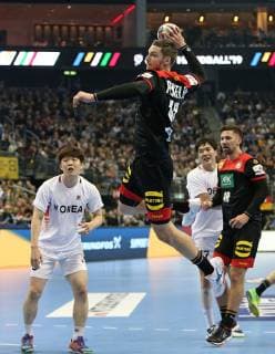 10 01 2019 Handball IHF World Championship Denmark Germany 2019 preliminary round Group A Korea Germany in the Mercedes Benz Arena Berlin Hendrik Pekeler Germany at the litter
