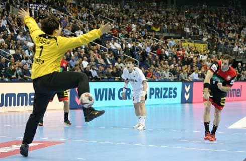 10 01 2019 Handball IHF World Championship Denmark Germany 2019 Preliminary Round Group A Korea Germany in the Mercedes Benz Arena Berlin L R Goalkeeper Jaeyong Park Korea vs Uwe Gensheimer Germany
