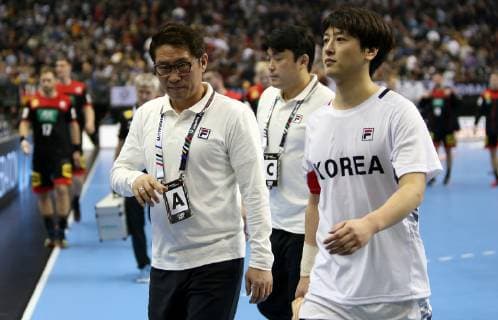Head Coach Cho Young Shin Korea leaves the field at half time at the opening match Korea vs. Germany of the mens Handball World Championship 2019 on 10 01 2019 in the Mercedes Benz Arena in Berlin Handball World Championship 2019 Group A Korea vs. Germany