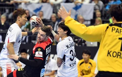 Hendrik Pekeler Germany in front throw Jaeyong Park goalkeeper Korea behind Jaewan Jeong Korea and Jeong Kang Korea Korea Germany Korea Germany IHF Handball World Championship 2019 Hanball World Championship 2019 men men men Handball Germany Germany preliminary round group A group A Berlin 10 1 2019