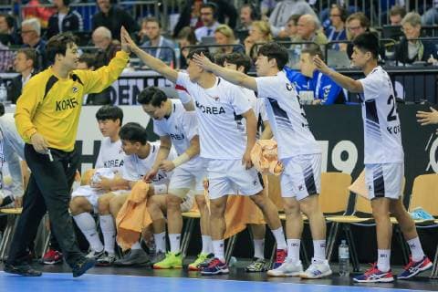 Germany Berlin Mercedes Benz Arena IHF Mens Handball World Championship Germany GER Korea Jaeyong Park KOR claps his hands with his team-mates