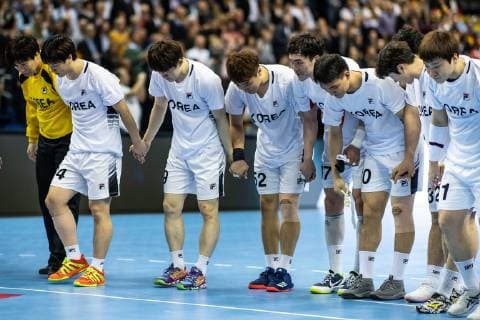 Germany vs. Korea Handball World Championship 2019 10 01 2019 The Korean team bows to their fans after the match between Germany and Korea at the Handball World Championship in Berlin on 10 01 2019 Berlin BER Germany Mercedes Benz Arena