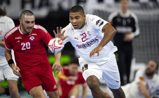 DK: 20190110, K¿benhavn, Danmark: 2019 IHF Verdensmesterskabet i handbold i Tyskland Danmark i Royal Arena, K¿benhavn: Danmark-Chile. Sebastian Pawez (20), Chile, Mads Mensah (22), Denmark Foto: Lars M¿ller UK: 20190110, Copenhagen, Denmark: 2019 IHF Handball World Championship WM Weltmeisterschaft in Germany and Denmark. Royal Arena, K¿benhavn. Denmark-Chile 