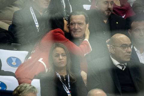 Germany vs Korea Handball World Championship 2019 10 01 2019 Former Chancellor Gerhard Schröder with his 5 wife Soyeon Kim in the stands at the match between Germany and Korea at the Handball World Championship in Berlin on 10 01 2019 Berlin BER Germany Mercedes Benz Arena