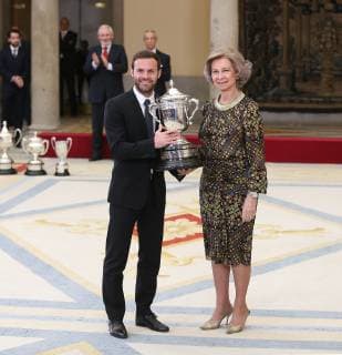 Verleihung des spanischen Sportpreises in Madrid Los Reyes de Espana entregan los Premios Nacionales del Deporte. En la imagen, Juan Mata y la reina Dona Sofía. Spain s King Felipe and Queen Letizia give the National Sports Awards. In this picture, Juan Mata and Queen Sofia of Spain. 