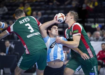 Pablo Ariel Simonet of Argentina between Ferenc Ilyes and Patrik Ligetvari of Hungary during the men s IHF Handball World Championship match in Group D between Argentina Hungary in Copenhagen Denmark on Friday Jan 11 2019 Copenhagen Denmark, detectedSourceLanguage  Copyright: Scanpix LiselottexSabroex COP101 spdk20190111-184228-L