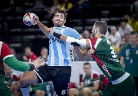Sebastián Simonet of Argentina and Gabor Ancsin of Hungary during the men s IHF Handball World Championship match in Group D between Argentina Hungary in Copenhagen Denmark on Friday Jan 11 2019 Copenhagen Denmark, detectedSourceLanguage  Copyright: Scanpix LiselottexSabroex COP101 spdk20190111-184630-L
