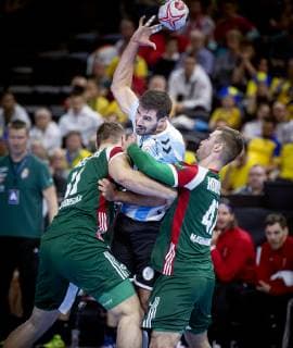 Sebastián Simonet of Argentina between Patrik Ligetvari and Peter Hornyk of Hungary during the men s IHF Handball World Championship match in Group D between Argentina Hungary in Copenhagen Denmark on Friday Jan 11 2019 Copenhagen Denmark, detectedSourceLanguage  Copyright: Scanpix LiselottexSabroex COP101 spdk20190111-185240-L