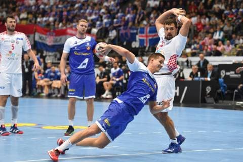 Bjarki Mar ELISSON ISL Action duel against Zlatko HORVAT CRO preliminary round group B Iceland ISL Croatia CRO 27 31 on 11 01 2019 in Munich Germany Olympic Hall Handball World Championship 2019 from 10 01 27 01 2019 in Germany and Denmark