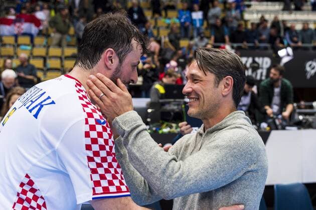 Sport Themen der Woche KW02 Sport Bilder des Tages Muenchen, Deutschland 11. Januar 2019: WM 2019 Männer - Gruppe B - Island vs. Kroatien v.li. Domagoj Duvnjak (Kroatien THW Kiel), Niko Kovac (Bayern München) Muenchen Olympiahalle Bayern Deutschland *** Munich Germany 11 January 2019 World Cup 2019 Men Group B Iceland vs Croatia v li Domagoj Duvnjak Croatia THW Kiel Niko Kovac Bayern Munich Munich Olympic Hall Bayern Germany