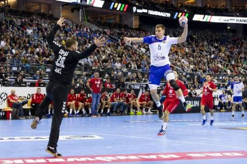 Vladimir Cupara Nr 76 Serbia parries a counterattack against Daniil Shishkarev Nr 6 Russia Serbia vs Russia preliminary round Handball IHF Handball World Championship 11 01 19 Berlin Berlin Germany Mercedes Benz Arena Copyright: xAgentur54Gradx xFelixxKoenigx
