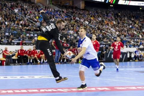 Vladimir Cupara Nr 76 Serbia parries a counterattack against Daniil Shishkarev Nr 6 Russia Serbia vs Russia preliminary round Handball IHF Handball World Championship 11 01 19 Berlin Berlin Germany Mercedes Benz Arena Copyright: xAgentur54Gradx xFelixxKoenigx