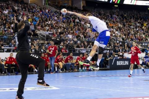 Daniil Shishkarev No 6 Russia countering Vladimir Cupara No 76 Serbia Serbia vs Russia preliminary round Handball IHF Handball World Championship 11 01 19 Berlin Berlin Germany Mercedes Benz Arena Copyright: xAgentur54Gradx xFelixxKoenigx