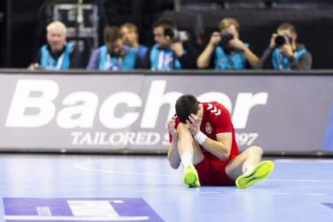 Nemanja Zelenovic No 25 Serbia sits injured on the ground Serbia vs Russia preliminary round Handball IHF Handball World Championship 11 01 19 Berlin Berlin Germany Mercedes Benz Arena Copyright: xAgentur54Gradx xFelixxKoenigx