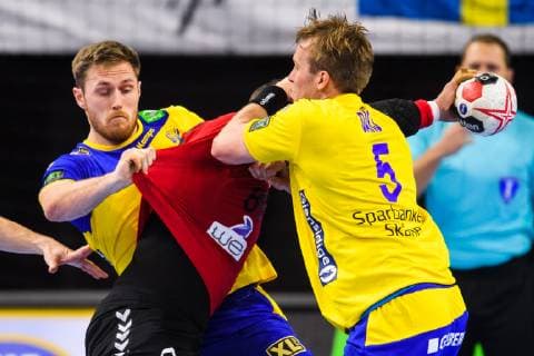 190111 Albin Lagergren and Max Darj of Sweden in a duel with Eslam Eissa of Egypt during the IHF World Handball Championship match between Egypt and Sweden on January 11 2019 in Copenhagen Photo Ludvig Thunman BILDBYR u0081N kod LT 35574, detectedSourceLanguage  Copyright: LUDVIGxTHUNMAN BB190111LT049