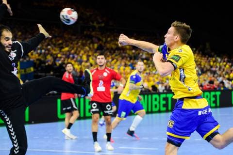 190111 Jerry Tollbring of Sweden and goalkeeper Karim Hendawy of Egypt during the IHF World Handball Championship match between Egypt and Sweden on January 11 2019 in Copenhagen Photo Ludvig Thunman BILDBYR u0081N kod LT 35574, detectedSourceLanguage  Copyright: LUDVIGxTHUNMAN BB190111LT056