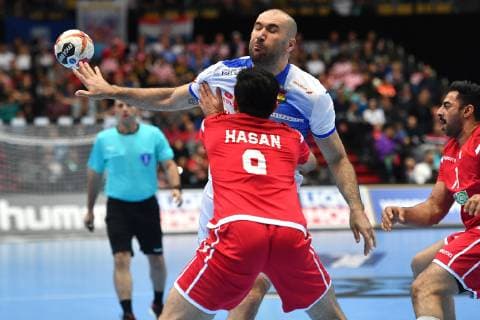 Joan REIXACH CANELLAS ESP action duel against Hasan AL SAMAHIJI BRN preliminary round group B Bahrain BRN Spain ESP on 11 01 2019 in Munich Germany Olympic Hall Handball World Championship 2019 from 10 01 27 01 2019 in Germany and Denmark