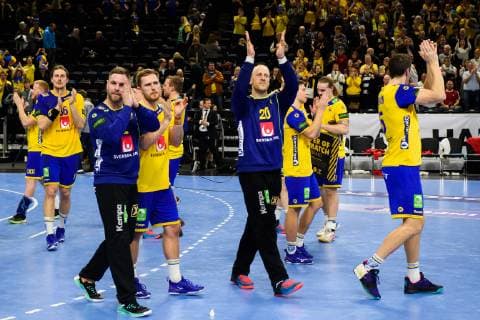 190111 Players of Sweden thanks the supporters after the IHF World Handball Championship match between Egypt and Sweden on January 11 2019 in Copenhagen Photo Ludvig Thunman BILDBYR u0081N kod LT 35574, detectedSourceLanguage  Copyright: LUDVIGxTHUNMAN BB190111LT084