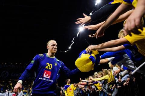 190111 Goalkeeper Mikael Appelgren of Sweden celebrates with supporters after the IHF World Handball Championship match between Egypt and Sweden on January 11 2019 in Copenhagen Photo Ludvig Thunman BILDBYR u0081N kod LT 35574, detectedSourceLanguage  Copyright: LUDVIGxTHUNMAN BB190111LT085