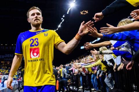 190111 Albin Lagergren of Sweden celebrates with supporters after the IHF World Handball Championship match between Egypt and Sweden on January 11 2019 in Copenhagen Photo Ludvig Thunman BILDBYR u0081N kod LT 35574, detectedSourceLanguage  Copyright: LUDVIGxTHUNMAN BB190111LT088