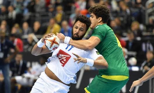 Timothey N Guessan FRA with ball right Jose Toledo BRA Brazil France Brasilia France IHF Handball World Championship 2019 Hanball World Championship 2019 Men Men Men Handball men Handball Germany Germany Preliminary Round Group A group A Berlin 11 1 2019