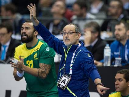 vl Cleryston Novais 32 BRA and Head Coach Washigton BRA Group A Brazil France in the Mercedes Benz Arena in Berlin Germany on 11 01 2019 IHF Mens Handball World Championship in Germany and Denmark 2019